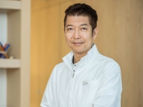増岡健司医師